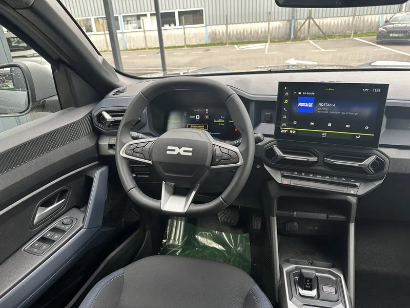 Photo de la voiture DACIA DUSTER Hybrid 140 4x2 Journey