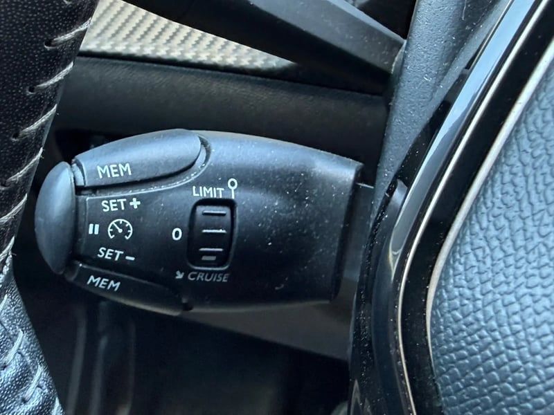 Photo de la voiture PEUGEOT 2008 BlueHDi 110 S&S BVM6 Allure Pack