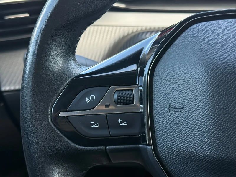 Photo de la voiture PEUGEOT 2008 BlueHDi 110 S&S BVM6 Allure Pack