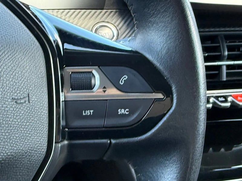 Photo de la voiture PEUGEOT 2008 BlueHDi 110 S&S BVM6 Allure Pack