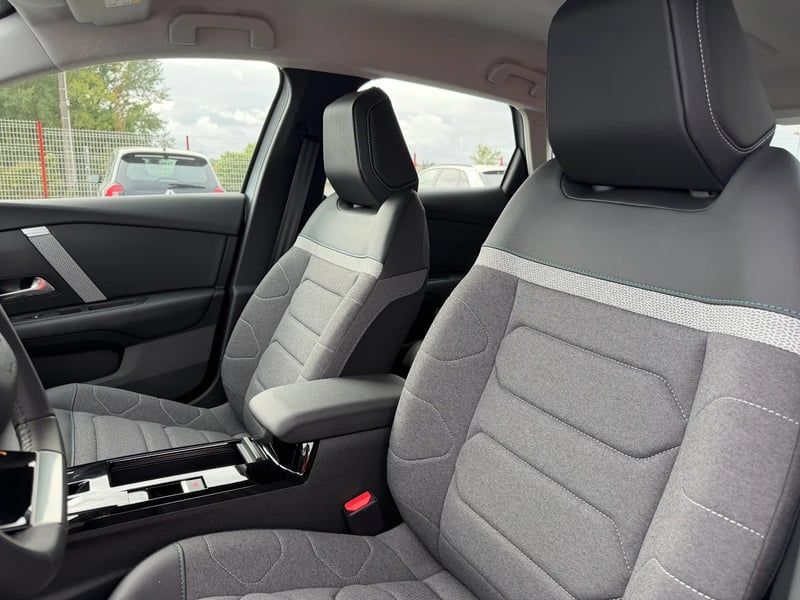 Photo de la voiture CITROEN E-C4 136 ch autonomie standard Automatique Plus