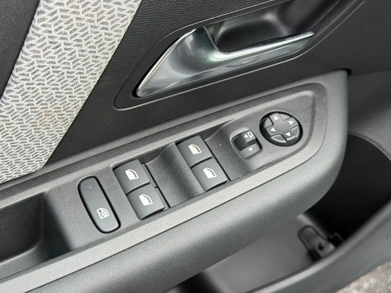 Photo de la voiture CITROEN E-C4 136 ch autonomie standard Automatique Plus