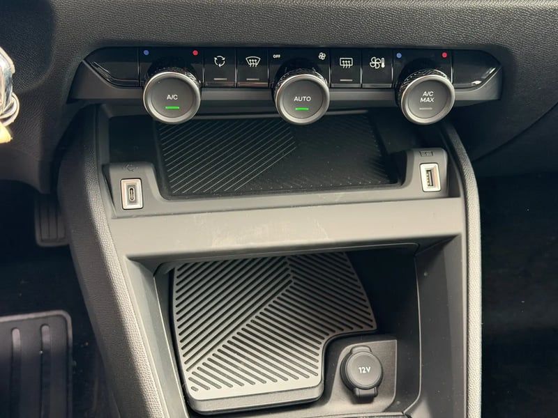 Photo de la voiture CITROEN E-C4 136 ch autonomie standard Automatique Plus