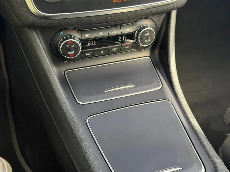 Photo de la voiture MERCEDES-BENZ GLA 200 d 7-G DCT Sensation