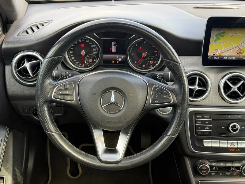 Photo de la voiture MERCEDES-BENZ GLA 200 d 7-G DCT Sensation