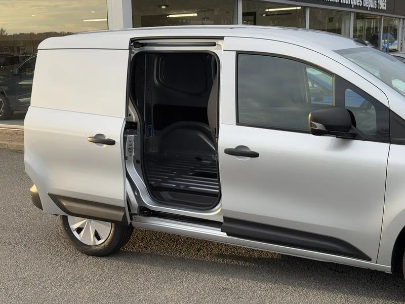 Photo de la voiture NISSAN TOWNSTAR FOURGON ELECTRIQUE EV FOURGON L1 45KWH CHARGEUR 22KW GSR2B ACENTA