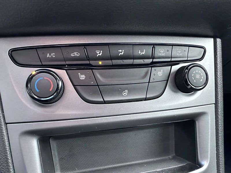 Photo de la voiture OPEL ASTRA SPORTS TOURER 1.2 Turbo 145 ch BVM6 Edition GPS